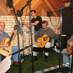 16 - Jaison Cunha ajustando set-up de gravação do Brazilian Guitar Quartet